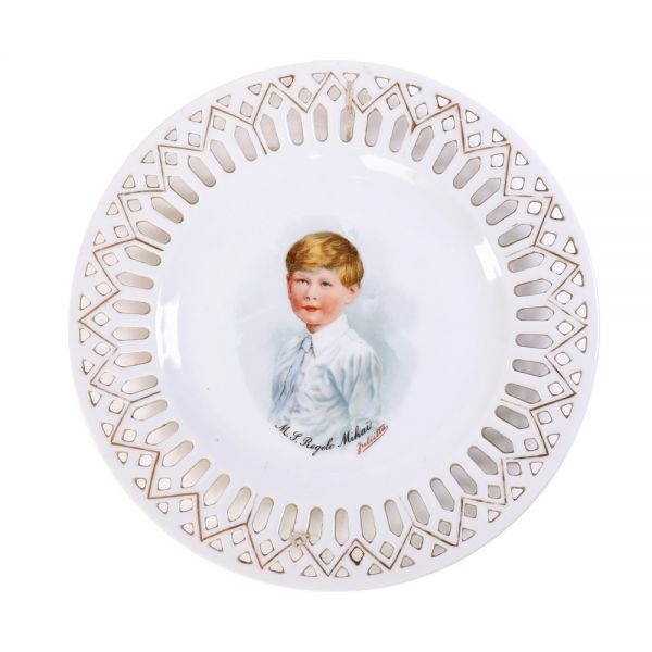 Trei farfurii ribbon plate cu portretele Reginei Maria, Regelui Ferdinand și Regelui Mihai, fabrica Victoria, Cehoslovacia