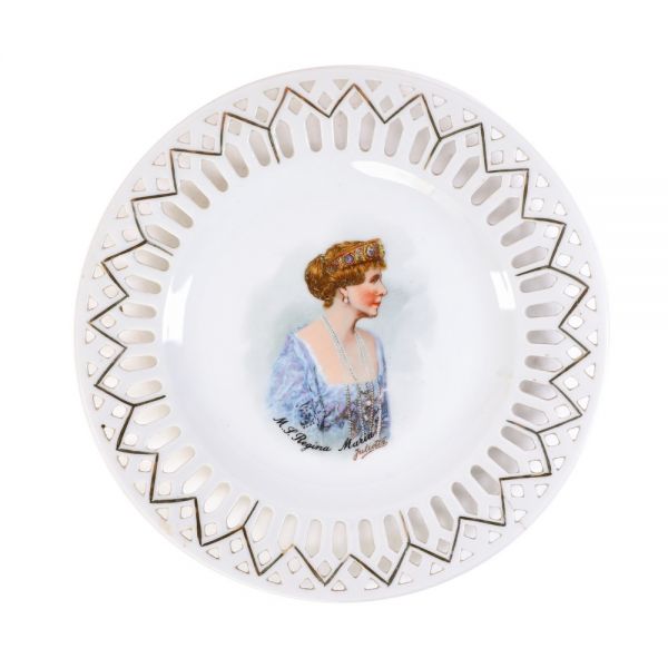 Trei farfurii ribbon plate cu portretele Reginei Maria, Regelui Ferdinand și Regelui Mihai, fabrica Victoria, Cehoslovacia