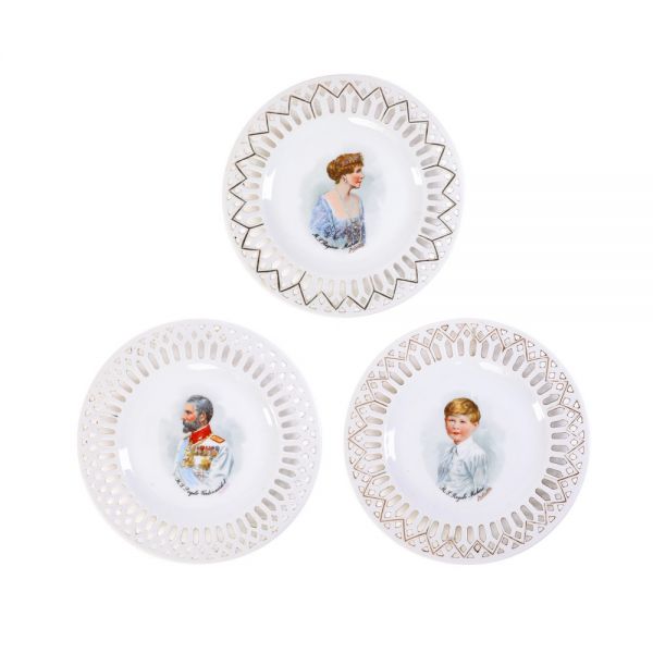 Trei farfurii ribbon plate cu portretele Reginei Maria, Regelui Ferdinand și Regelui Mihai, fabrica Victoria, Cehoslovacia