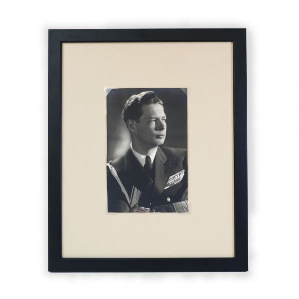 Fotografie, regele Mihai I în uniformă militară, cu semnătură olografă