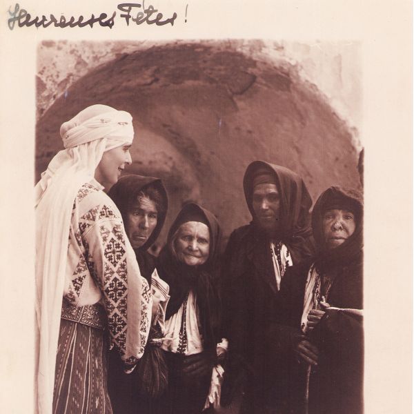 „Heureuses Fêtes!”, fotografie de epocă înfățișând-o pe regina Maria cu un grup de țărănci, 1924, cu semnătură