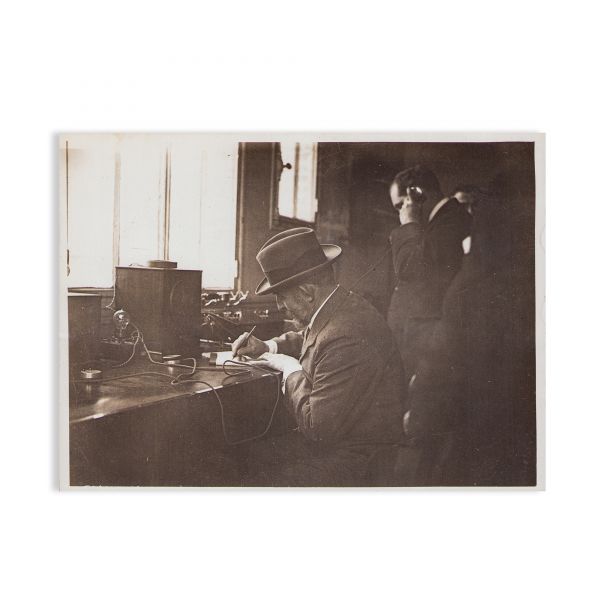 Regele Ferdinand scriind la birou, fotografie de epocă, 1924