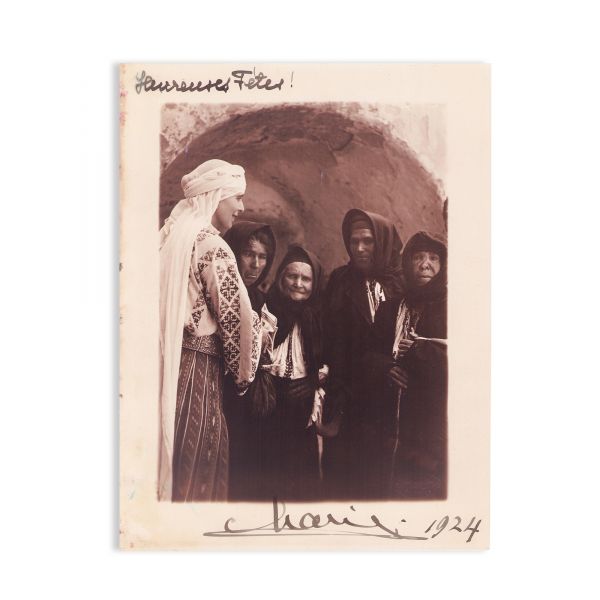 „Heureuses Fêtes!”, fotografie de epocă înfățișând-o pe regina Maria cu un grup de țărănci, 1924, cu semnătură