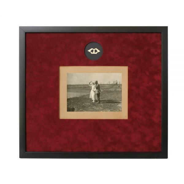 Regina Maria și gr. Eremia Grigorescu pe malul Siretului, privind spre frontul de la Mărășești, fotografie de epocă, cca. 1917