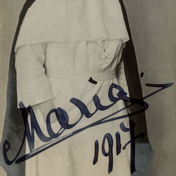 Regina Maria a României în uniforma Crucii Roșii, fotografie tip carte poștală, cu semnătură, 1917