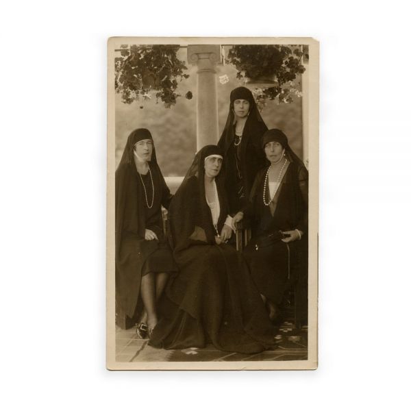 Regina Maria alături de surorile sale purtând doliu după moartea regelui Ferdinand I, carte poștală fotografică, 1927