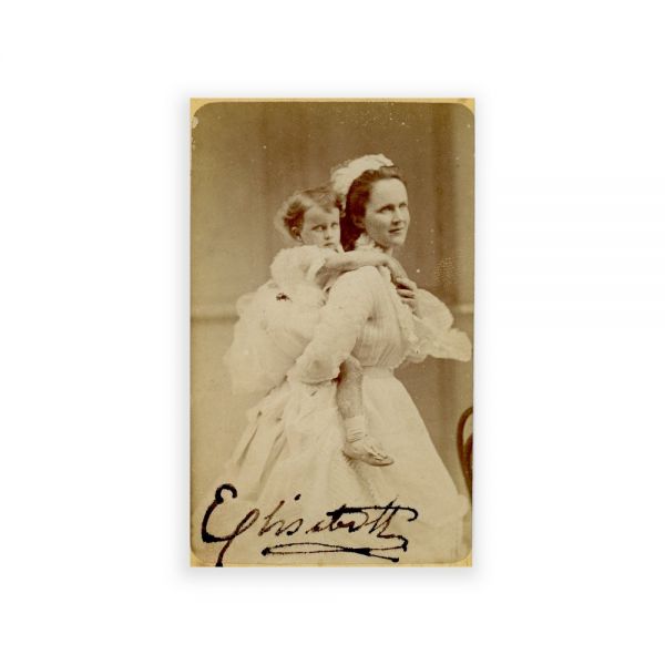 Regina Elisabeta împreună cu Prințesa Mărioara, fotografie de epocă, semnată olograf