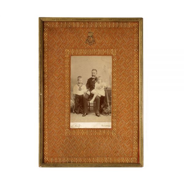 Regele Carol I împreună cu prințul Carol și prințesa Elisabeta, fotografie de epocă, atelier Franz Mandy