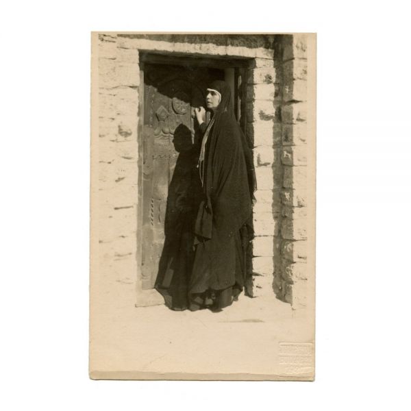 Regina Maria în doliu la Balcic, fotografie tip carte poștală, atelier Julietta, 1927