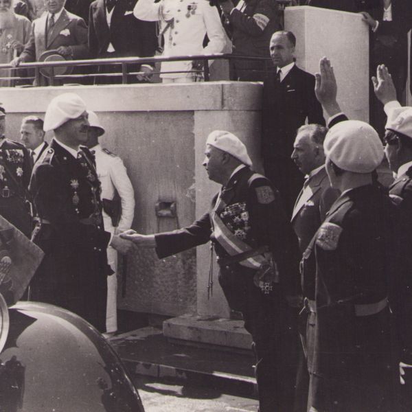 Regele Carol al II-lea întâmpinat de Straja Țării, fotografie de presă, cca. 1935 