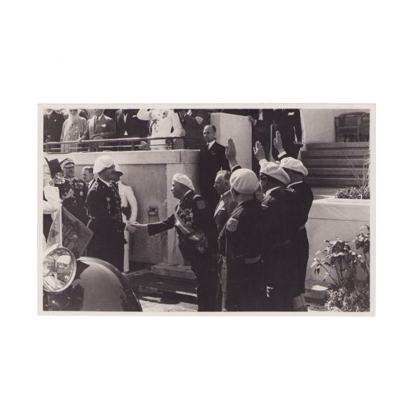 Regele Carol al II-lea întâmpinat de Straja Țării, fotografie de presă, cca. 1935 