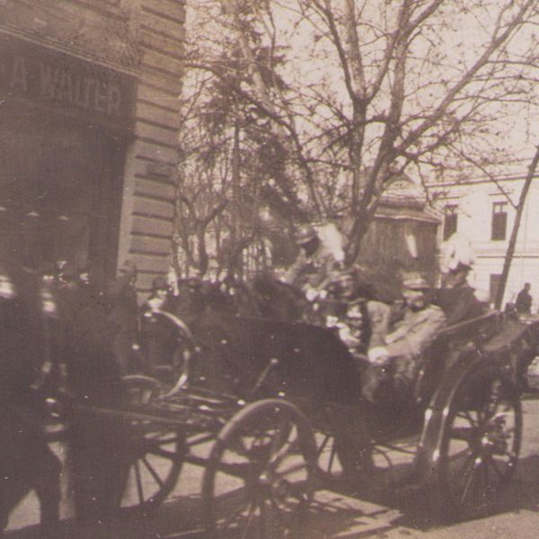 Cuibul Prințesei și regele Ferdinand în trăsură, două fotografii de epocă