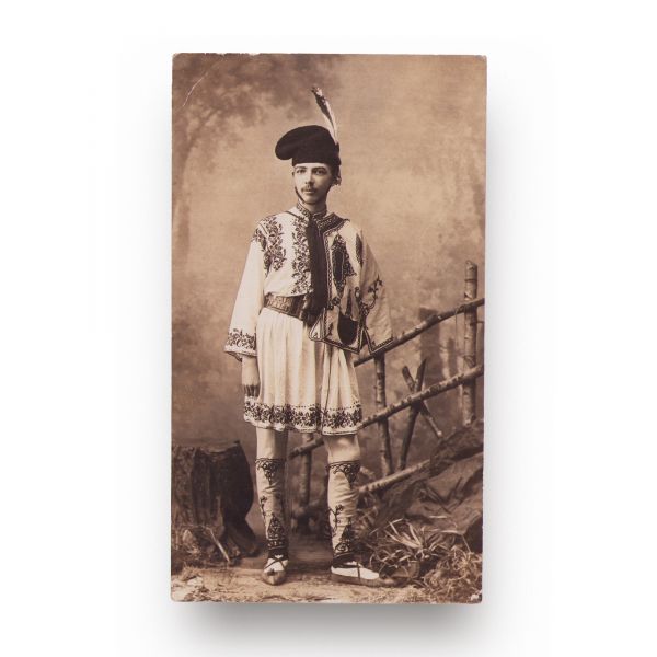 Țărani români din Vatra Dornei și Brașov, două fotografii de epocă, 1922