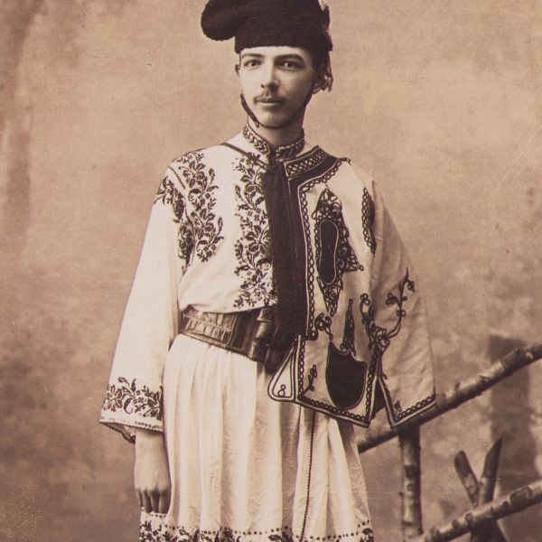 Țărani români din Vatra Dornei și Brașov, două fotografii de epocă, 1922