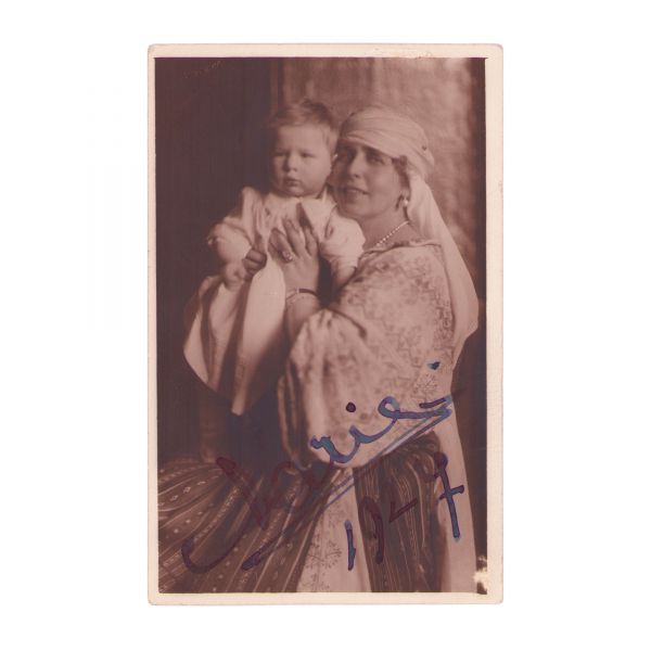 Regina Maria și principele Mihai, fotografie tip carte poștală, 1927, cu semnătura suveranei 