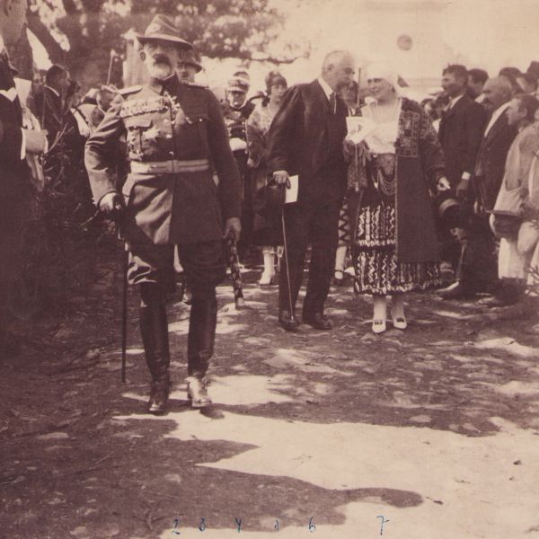 Familia regală la mormântul lui Avram Iancu, fotografie de epocă
