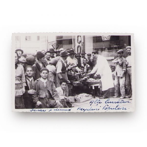 Lucrători săraci primind mezeluri, fotografie tip carte poștală 