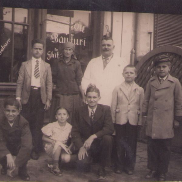 Familie în fața unui magazin cu băuturi, fotografie tip carte poștală 