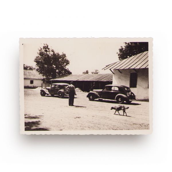 Automobile de epocă, patru fotografii de mici dimensiuni