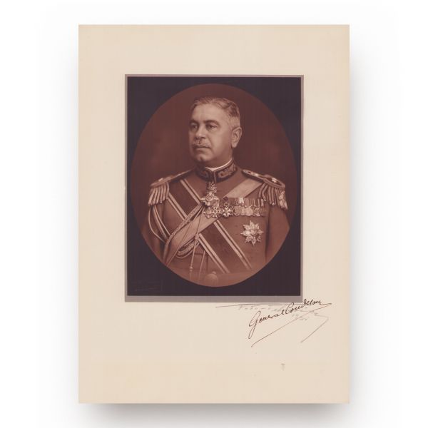 Generalul Nicolae Condeescu, fotografie de mari dimensiuni semnată olograf + două cărți de vizită