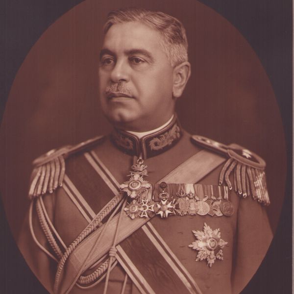 Generalul Nicolae Condeescu, fotografie de mari dimensiuni semnată olograf + două cărți de vizită