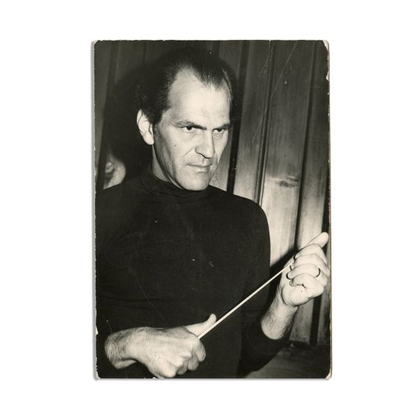 16 fotografii, diverși interpreți de operă români, cu dedicații