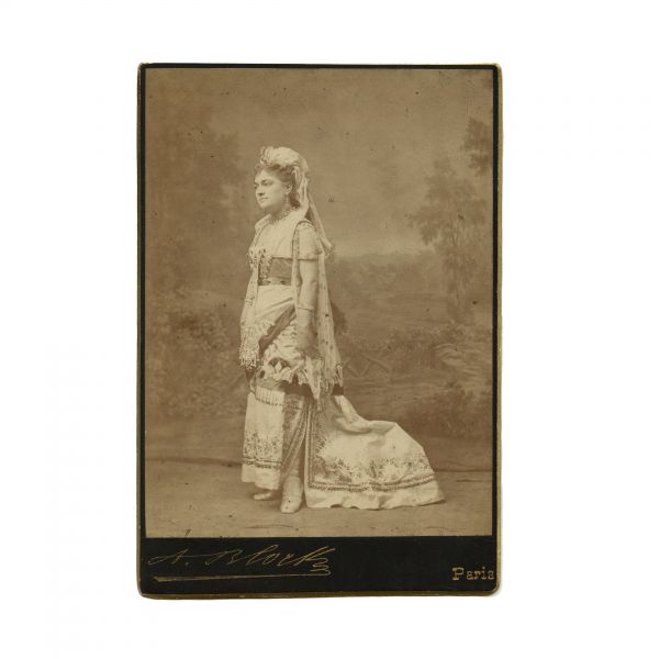Victoria Lafontaine, Anna van Ghell, două fotografii de cabinet, atelier A. Block, din colecția familiei Ștefănescu
