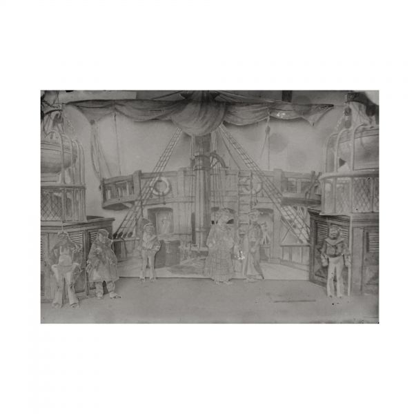 Decorul unei piese de teatru + un afiș, 12 clișee fotografice realizate de arh. Victor Ștefănescu