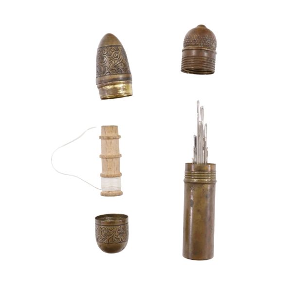 Două etuiuri metalice pentru echipamente de cusut 