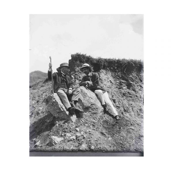 Arh. Victor Ștefănescu la moșia de la Arefu, 20 clișee fotografice