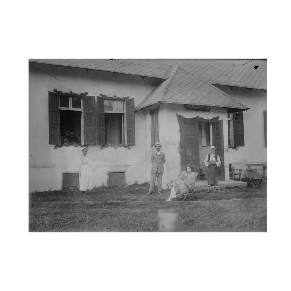 Arh. Victor Ștefănescu la moșia de la Arefu, 20 clișee fotografice