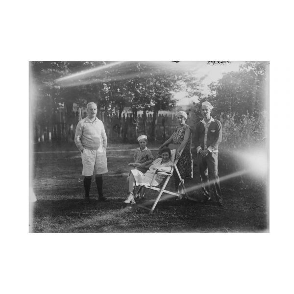 Arh. Victor Ștefănescu la moșia de la Arefu, 20 clișee fotografice