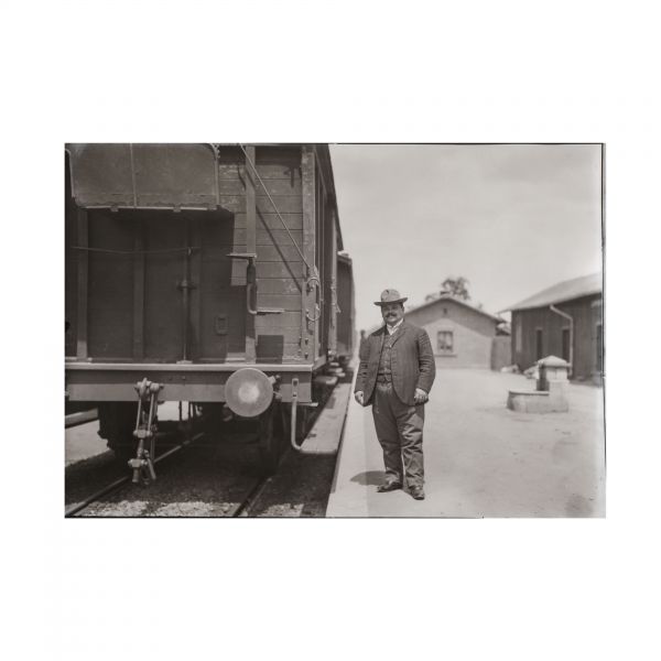 Gara din Căpățâneni, 3 stereotipii și 19 clișee fotografice realizate de arh. Victor Ștefănescu