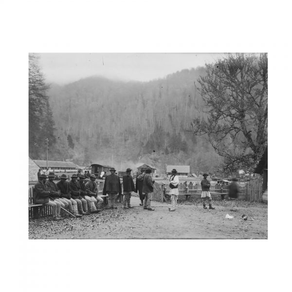 Grupuri de țărani, 33 de clișee fotografice realizate de arh. Victor Ștefănescu
