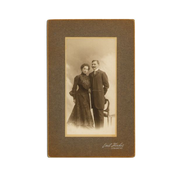 Soții Triteanu - viitoarea Veturia Goga, fotografie de epocă, cca. 1905