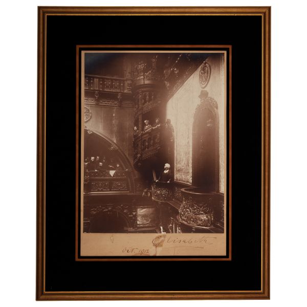 Regina Elisabeta într-o seară de muzică la castelul Peleș, fotografie de mari dimensiuni, 1912, cu semnătură olografă, atelier Brand