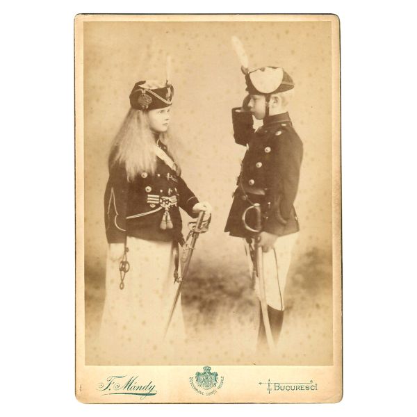 Principele Carol și principesa Elisabeta în uniformă militară, fotografie de cabinet, atelier F. Mandy