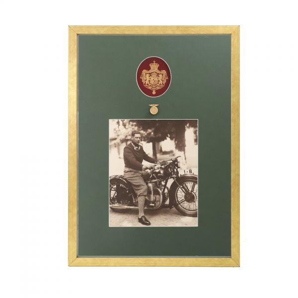 Principele Nicolae, fotografie de mari dimensiuni + insigna din aur a „Moto Clubului Român”, piesă extrem de rară