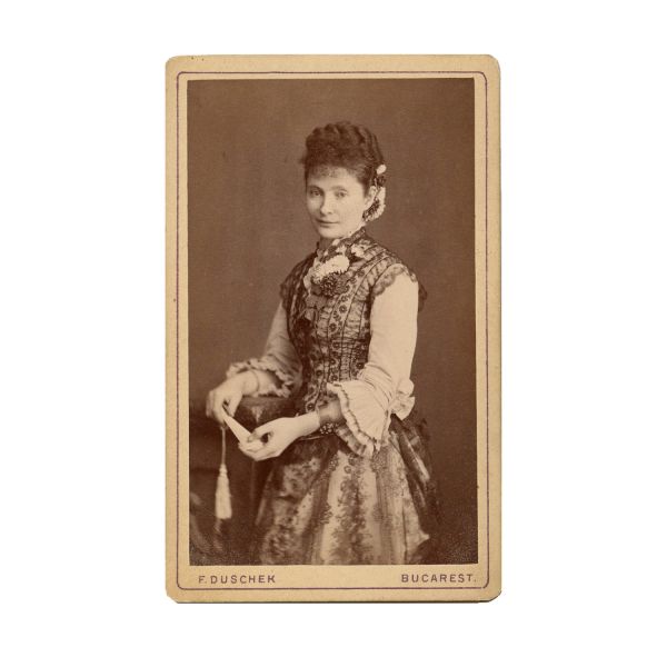 Familia Geanoglu, zece fotografii tip carte-de-visite, atelierele F. Duschek, Pierre Petit, Photographie Parisien, cca. 1880, din colecția familiei Ștefănescu 