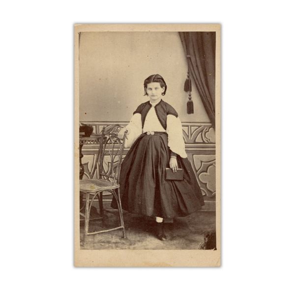 Familia Geanoglu, zece fotografii tip carte-de-visite, atelierele F. Duschek, Pierre Petit, Photographie Parisien, cca. 1880, din colecția familiei Ștefănescu 