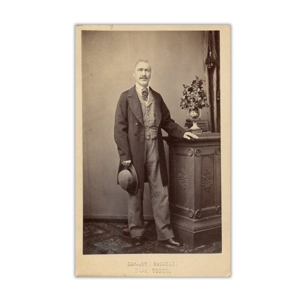 Familia Geanoglu, zece fotografii tip carte-de-visite, atelierele F. Duschek, Pierre Petit, Photographie Parisien, cca. 1880, din colecția familiei Ștefănescu 