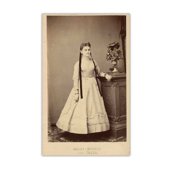 Familia Geanoglu, zece fotografii tip carte-de-visite, atelierele F. Duschek, Pierre Petit, Photographie Parisien, cca. 1880, din colecția familiei Ștefănescu 
