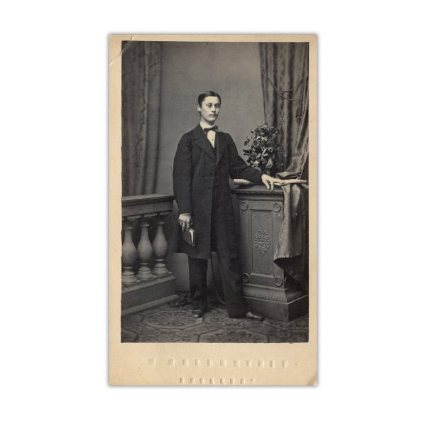 Familia Geanoglu, zece fotografii tip carte-de-visite, atelierele F. Duschek, Pierre Petit, Photographie Parisien, cca. 1880, din colecția familiei Ștefănescu 