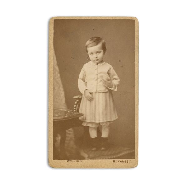 Familia Poenaru, patru fotografii tip carte-de-visite, atelier F. Mandy și Duschek, din colecția familiei Ștefănescu 