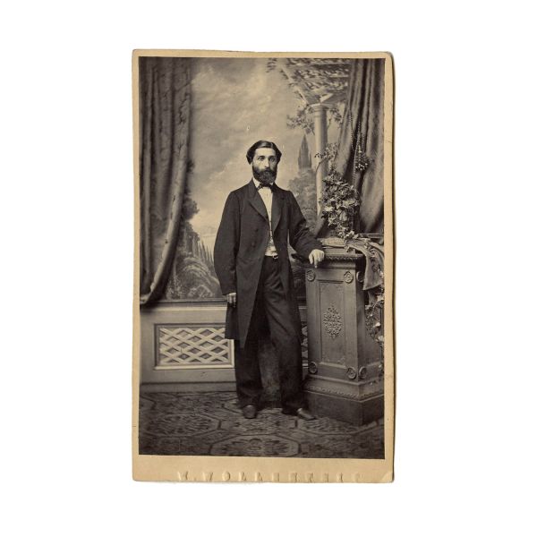 Familia Poenaru, patru fotografii tip carte-de-visite, atelier F. Mandy și Duschek, din colecția familiei Ștefănescu 