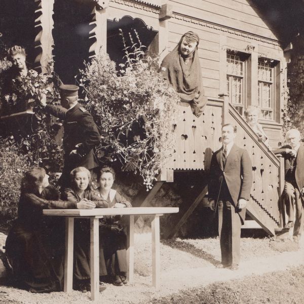 Regina Elisabeta în doliu la Sinaia, 1915 