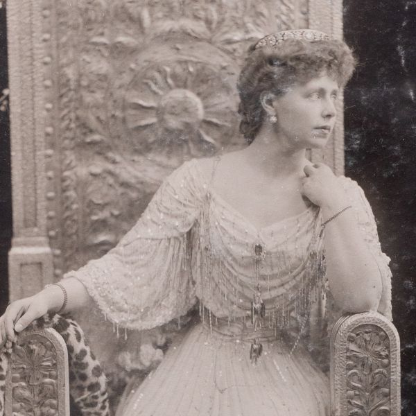 Principesa Maria a României pe un tron Art Nouveau, fotografie de mari dimensiuni 