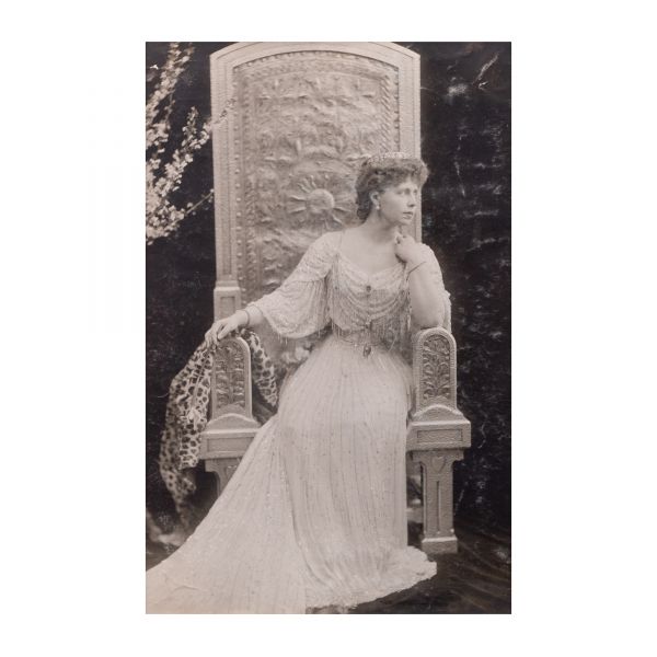 Principesa Maria a României pe un tron Art Nouveau, fotografie de mari dimensiuni 