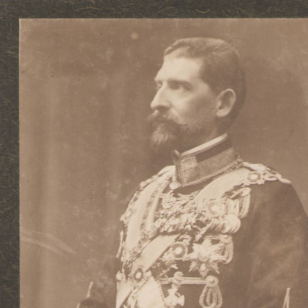Regele Ferdinand I în uniformă de mare ținută, fotografie de cabinet, atelier F. Mandy