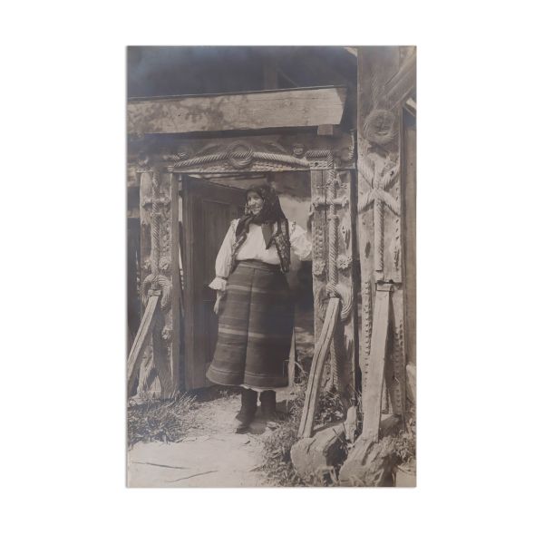 Țărancă din Maramureș, fotografie de epocă O.N.T., fotograf E. Fischer
